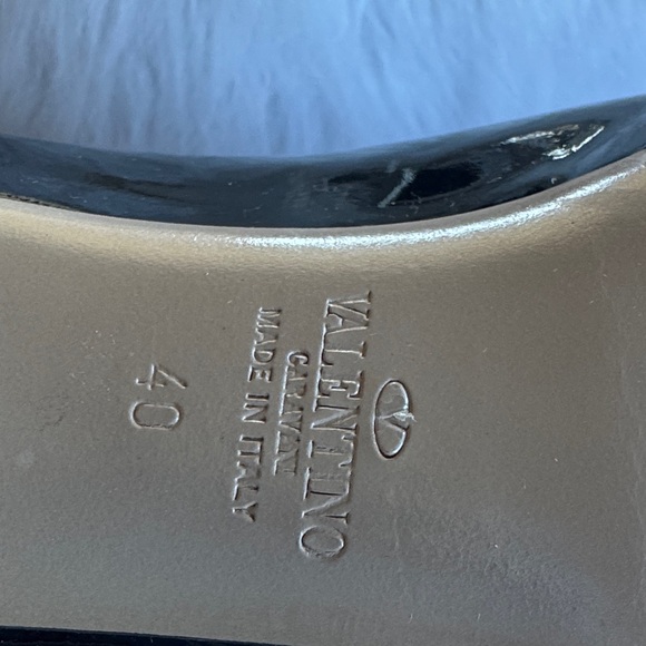 Valentino Garavani Black Heels with Beige Bow - Picture 4 of 5